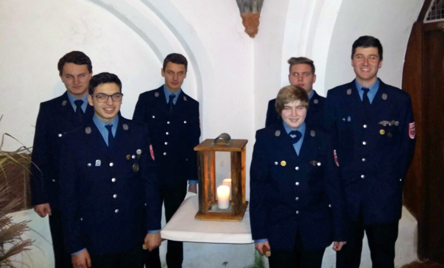 Jugendfeuerwehr bringt Friedenslicht in die Pfarrkirche von Hirschhorn