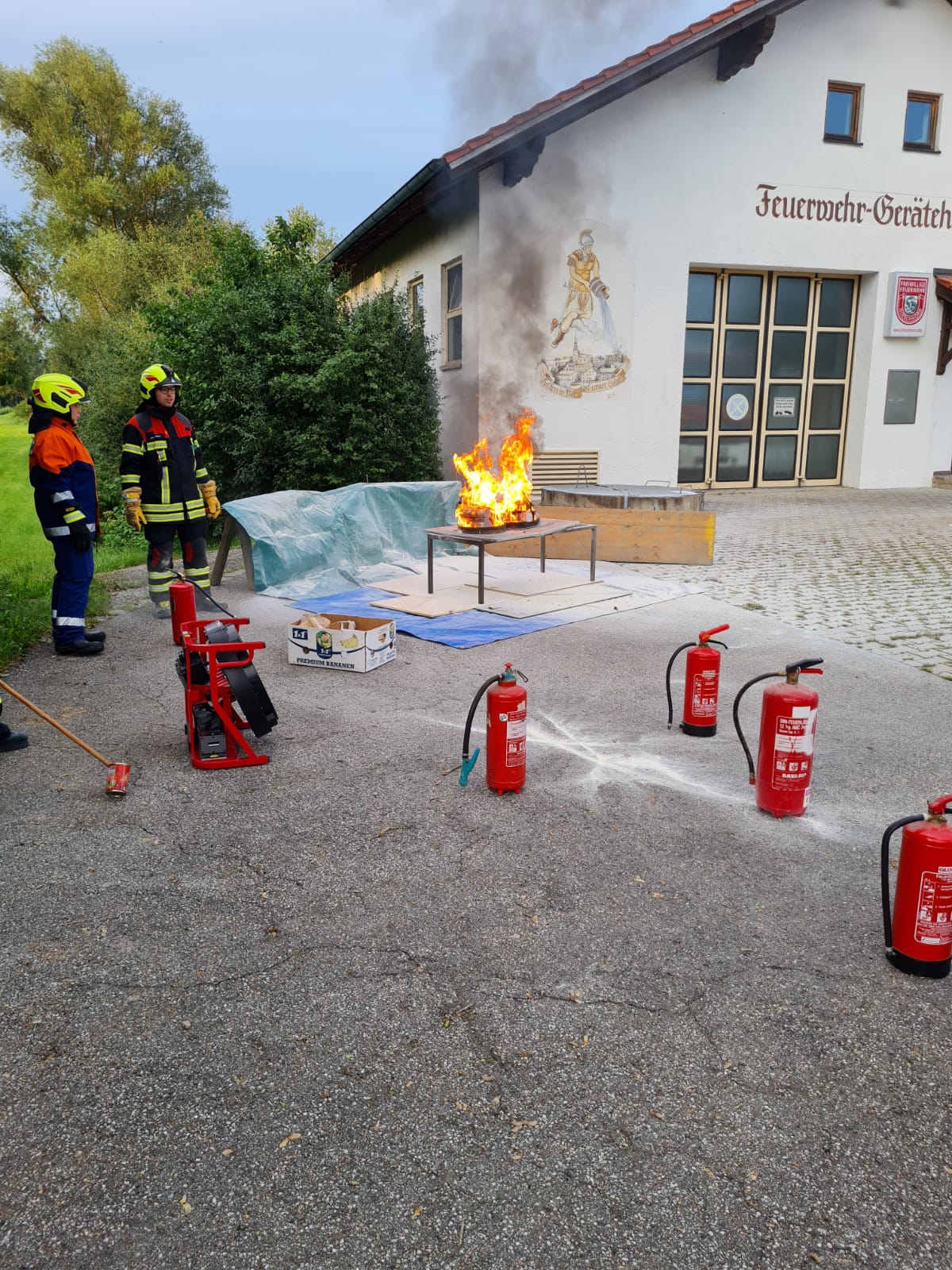 Übung zur Brandbekämpfung mit Feuerlöschern