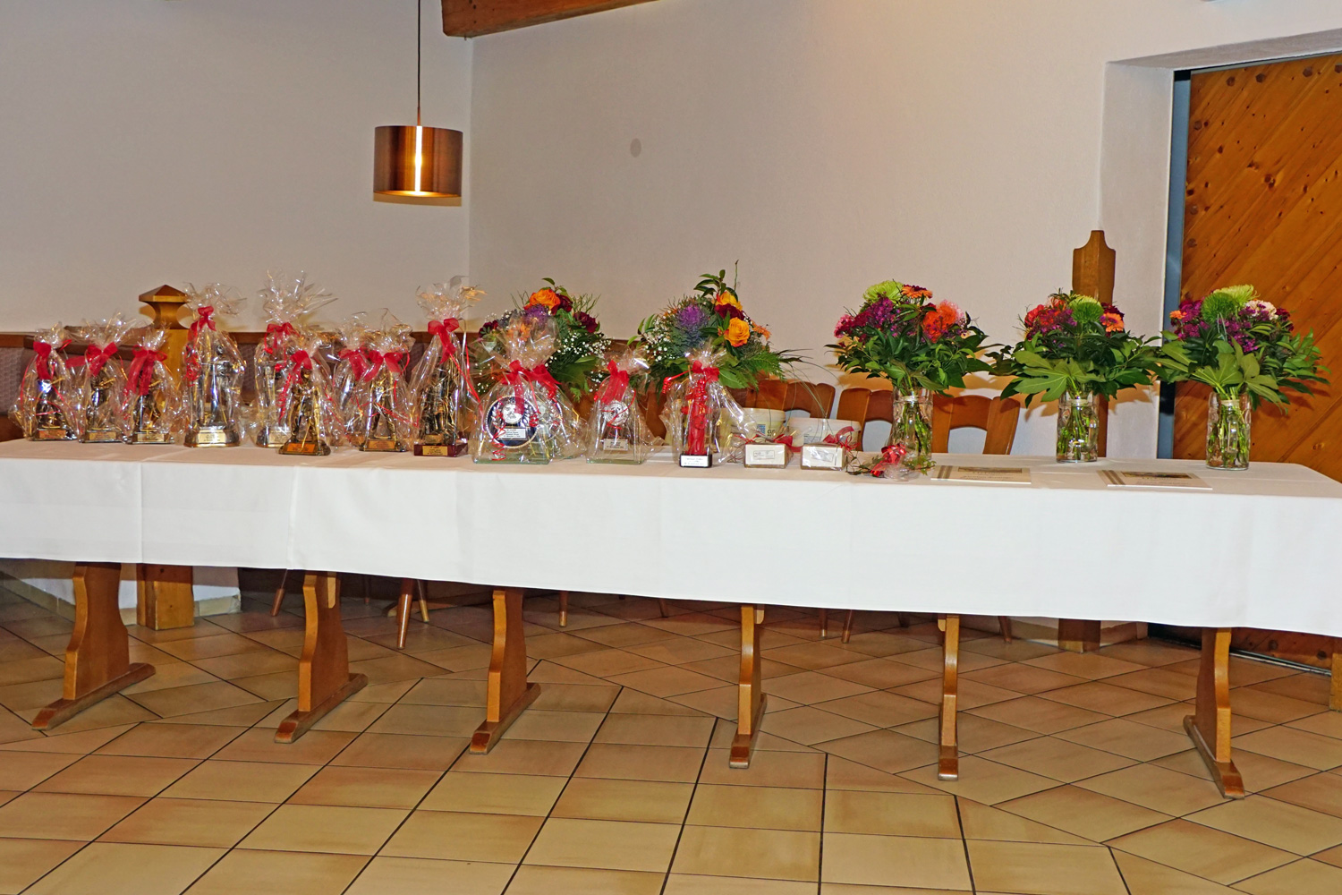 Geschenke und Blumen für verdiente Mitglieder der Feuerwehr Hirschhorn